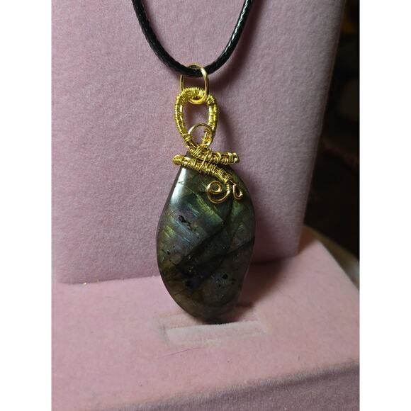 Labradorite Freeform Wrapped in Gold Tarnish Resistant Wire Pendant Necklace NWT - Picture 5 of 8